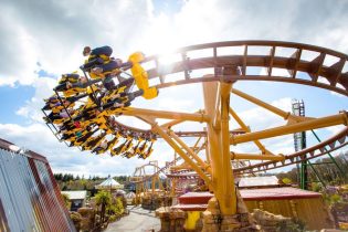 Hangende Achtbaan in Attractiepark Slagharen (NEW in unknown)